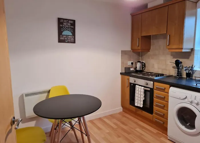 Patton Place, Warrington, 1 Bedroom, Safari Themed, High Speed Wifi, Smart Tv, Amazing Train Links, Secure Location, Hotel Vibe In A Home